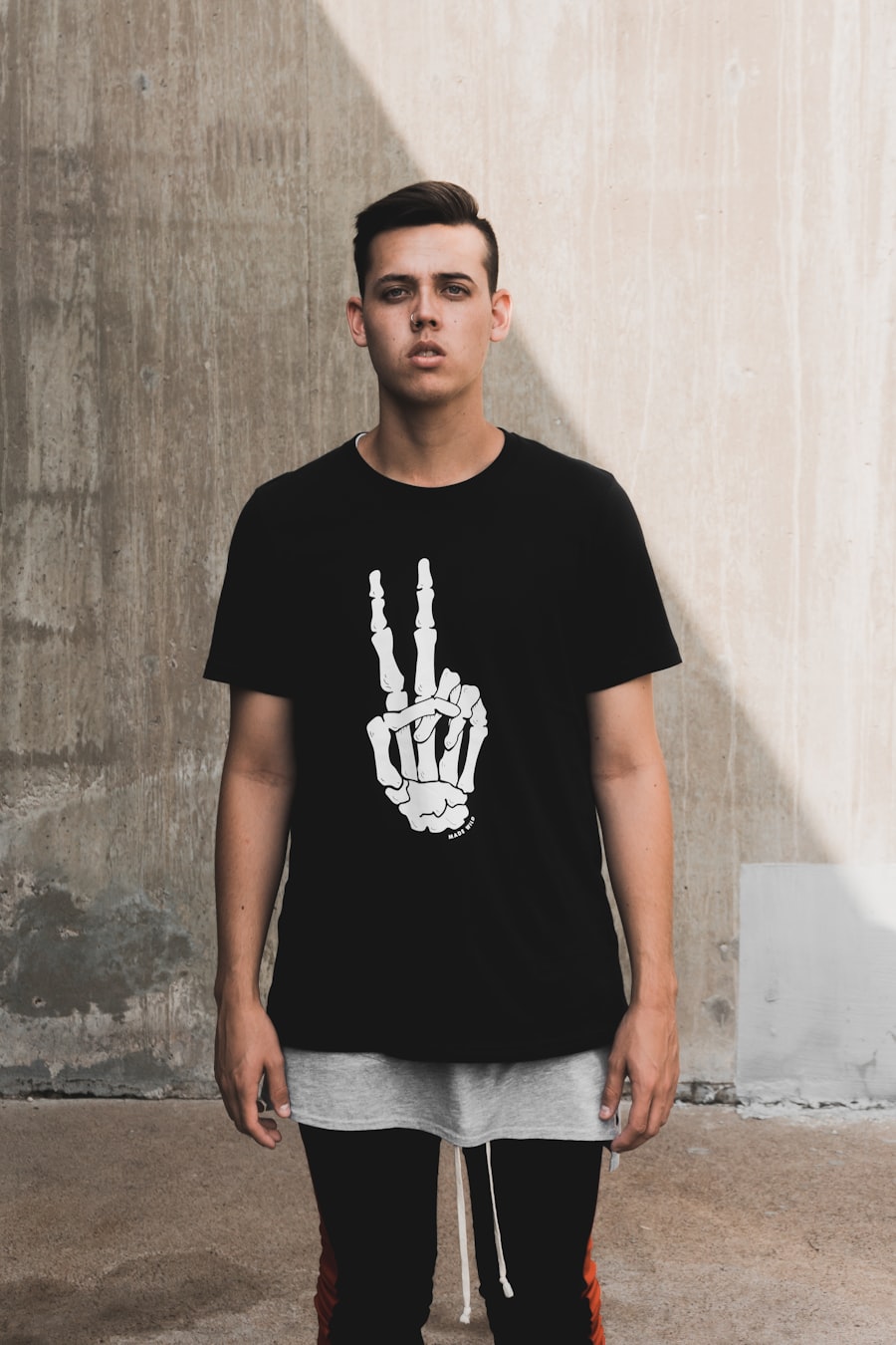 Look 07 — Signal Tee Black, worn